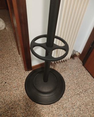 appendiabiti da terra nero con portaombrelli integ
