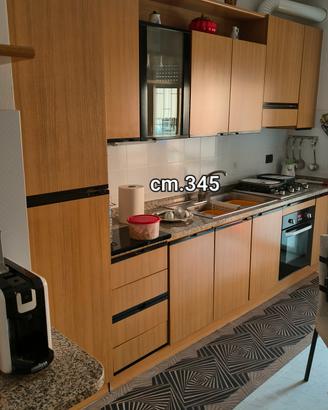 cucina completa di elettrodomestici