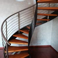 Scala a chiocciola in acciaio e faggio