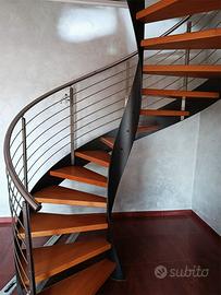 Scala a chiocciola in acciaio e faggio