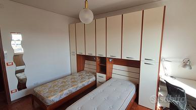 Camera a ponte a due letti perfetta