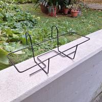 Fioriera nera da balcone o giardino