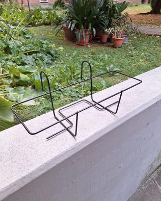 Fioriera nera da balcone o giardino