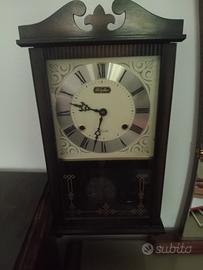 orologio a muro con pendolo