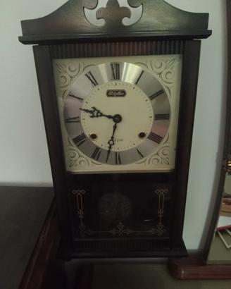 orologio a muro con pendolo