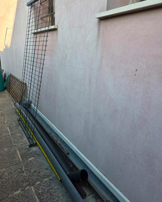 Tubi e grondaie di vario materiale.