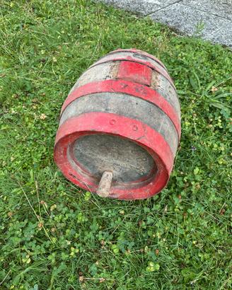 Antica botte in legno per vino