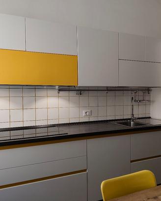 Cucina bianca e gialla