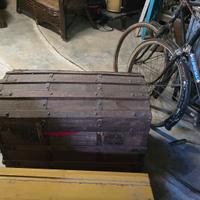 baule, sedia e radio d'epoca