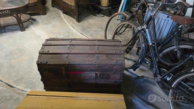 baule, sedia e radio d'epoca