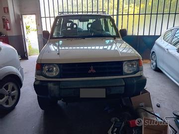 Macchina mitsubishi pajero