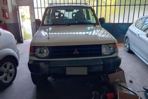 Macchina mitsubishi pajero
