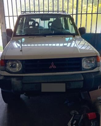 Macchina mitsubishi pajero
