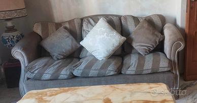 Divano a tre posti e 2 poltrone