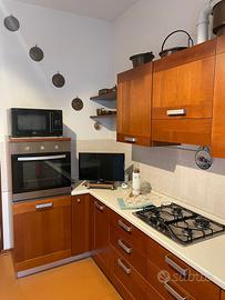 cucina angolare con elettrodomestici 