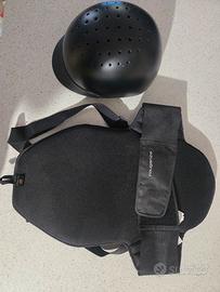 casco e paraschiena per equitazione 