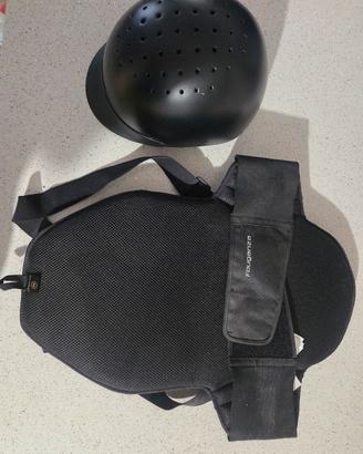 casco e paraschiena per equitazione 