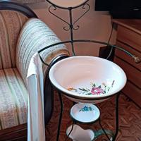 Toeletta da camera in ceramica decorata ferro b.