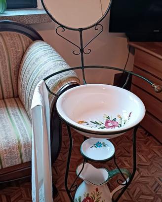 Toeletta da camera in ceramica decorata ferro b.