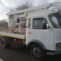 Piattaforma elevabile con cestello COMET su OM 40