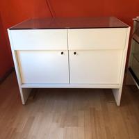 Espositori avorio con cassetti scorrevoli e ante