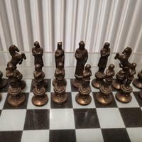 Elegante Scacchiera in Vetro con Pezzi in Metallo 