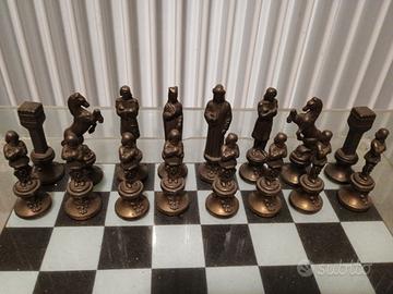 Elegante Scacchiera in Vetro con Pezzi in Metallo 