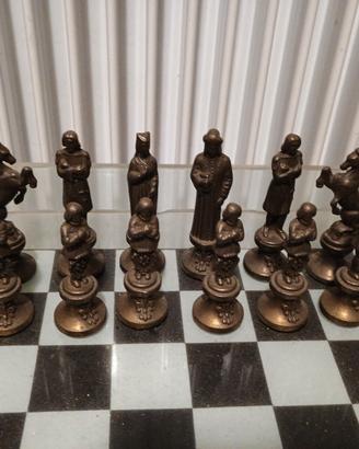 Elegante Scacchiera in Vetro con Pezzi in Metallo 