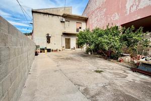 CASA INDIPENDENTE CON CORTILE