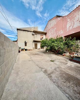 CASA INDIPENDENTE CON CORTILE