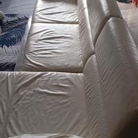 divano in pelle color panna