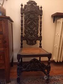 Sedia antica in legno intagliato
