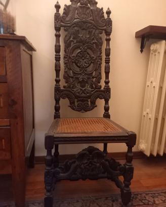 Sedia antica in legno intagliato