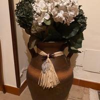 Vaso in terracotta con fiori sintetici