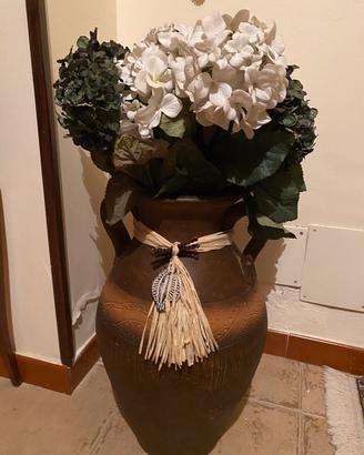 Vaso in terracotta con fiori sintetici