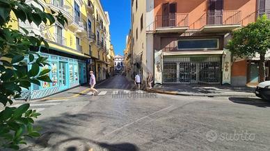 Attività / Licenza di 200 m² con 5 locali a Sorren