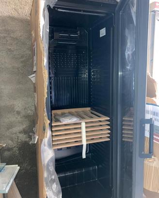 Frigorifero per vini. Cantinetta refrigerata