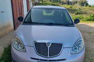 Lancia Ypsilon allestimento DIVA rosa incantesimo