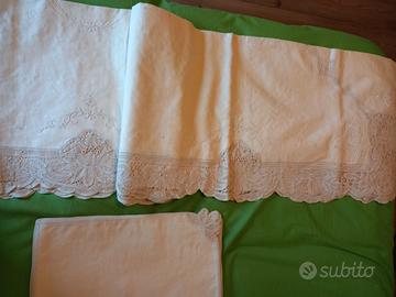 Tovaglia da tavola ricamata molto bella