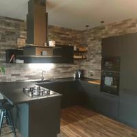 cucina moderna nera con elettrodomestici.Stosa2020