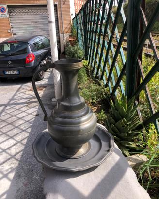 Caraffa antica in peltro con piatto