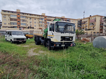 Autocarro Mann ribaltabile con gru