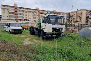 Autocarro Mann ribaltabile con gru