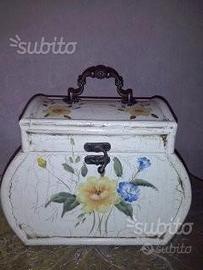 Portagioie vintage in legno decorato