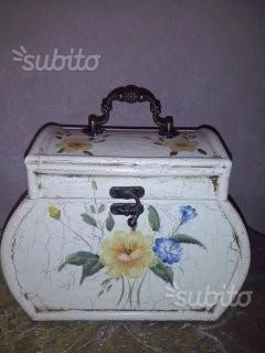 Portagioie vintage in legno decorato