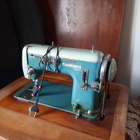 Macchina da cucire Singer con pedale e mobile
