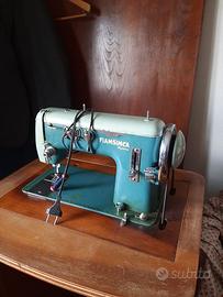 Macchina da cucire Singer con pedale e mobile