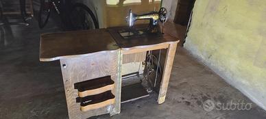 Macchina da cucire Singer vintage con mobile da re