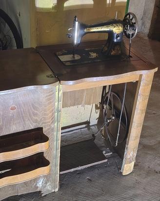Macchina da cucire Singer vintage con mobile da re