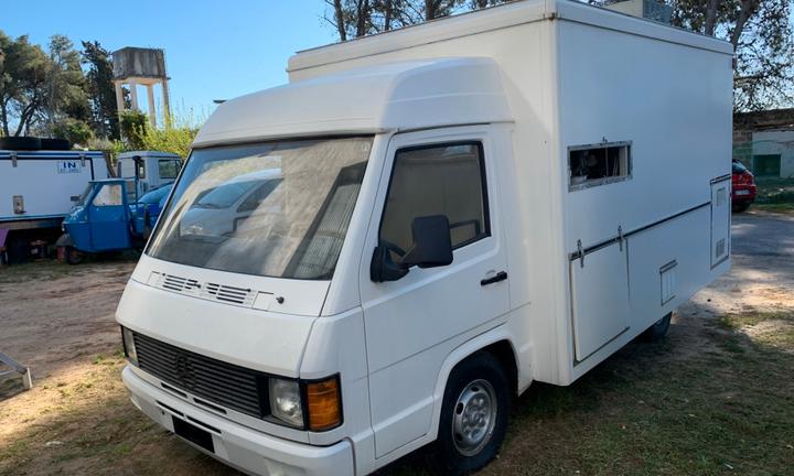 Mercedes Benz MB100 paninoteca con vetrina a banco